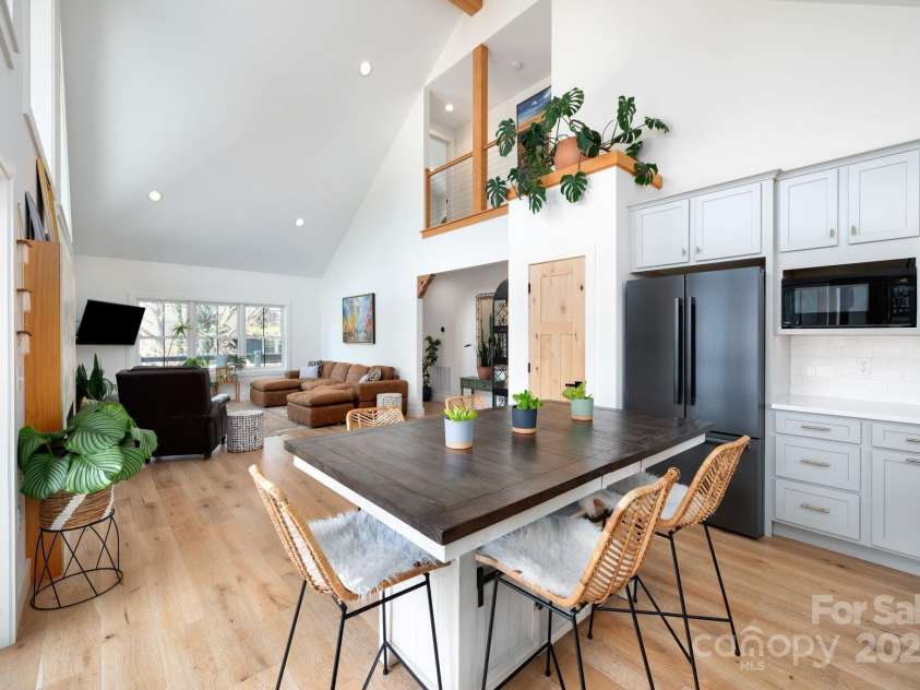 103 Pennsylvania Avenue, Asheville, NC 28806.  MLS# CAR4249512, YatesRealty ID 11734. Kitchen Island with Seating