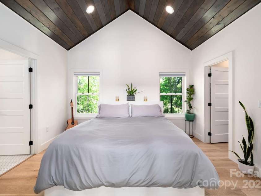 103 Pennsylvania Avenue, Asheville, NC 28806.  MLS# CAR4249512, YatesRealty ID 11734. Primary Bedroom