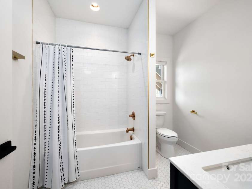 103 Pennsylvania Avenue, Asheville, NC 28806.  MLS# CAR4249512, YatesRealty ID 11734. Shower and Bathtub