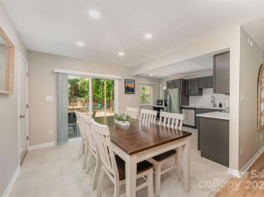 11102 Sundown Lane, Charlotte, NC 28226.  MLS# CAR4255226, YatesRealty ID 11735. 