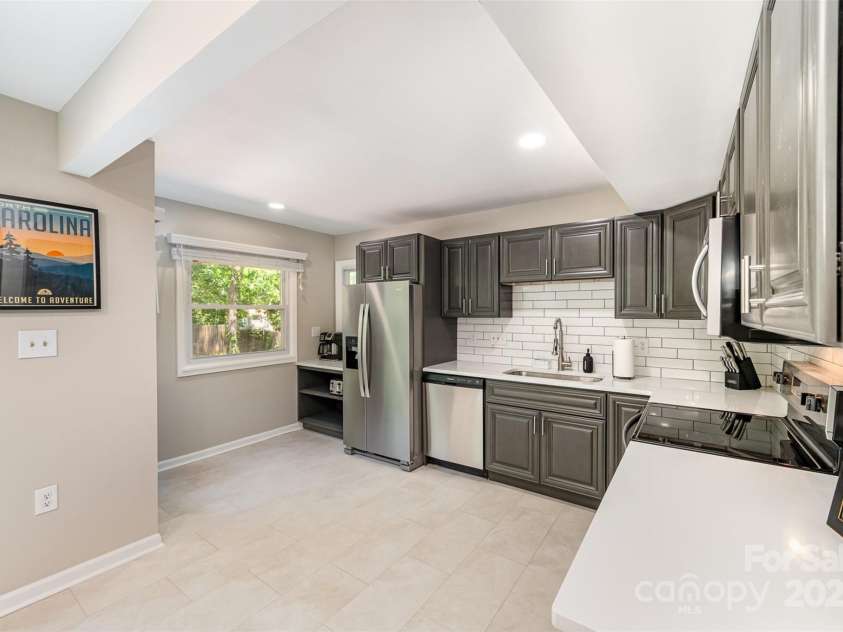 11102 Sundown Lane, Charlotte, NC 28226.  MLS# CAR4255226, YatesRealty ID 11735. 