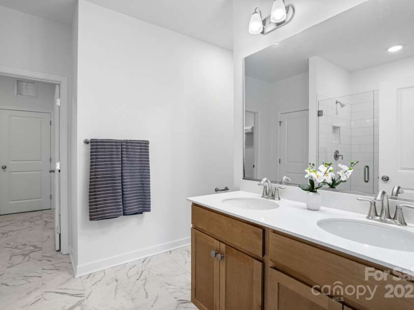 301 Beeson Court, Clemmons, NC 27012.  MLS# CAR4254777, YatesRealty ID 11740. Owner's Bath
