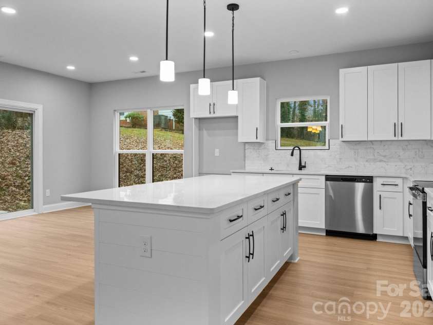 8823 Dogwood Drive, Charlotte, NC 28215.  MLS# CAR4332889, YatesRealty ID 11740. 