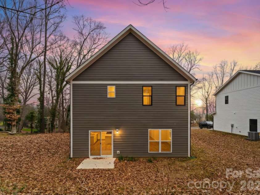 8823 Dogwood Drive, Charlotte, NC 28215.  MLS# CAR4332889, YatesRealty ID 11740. 