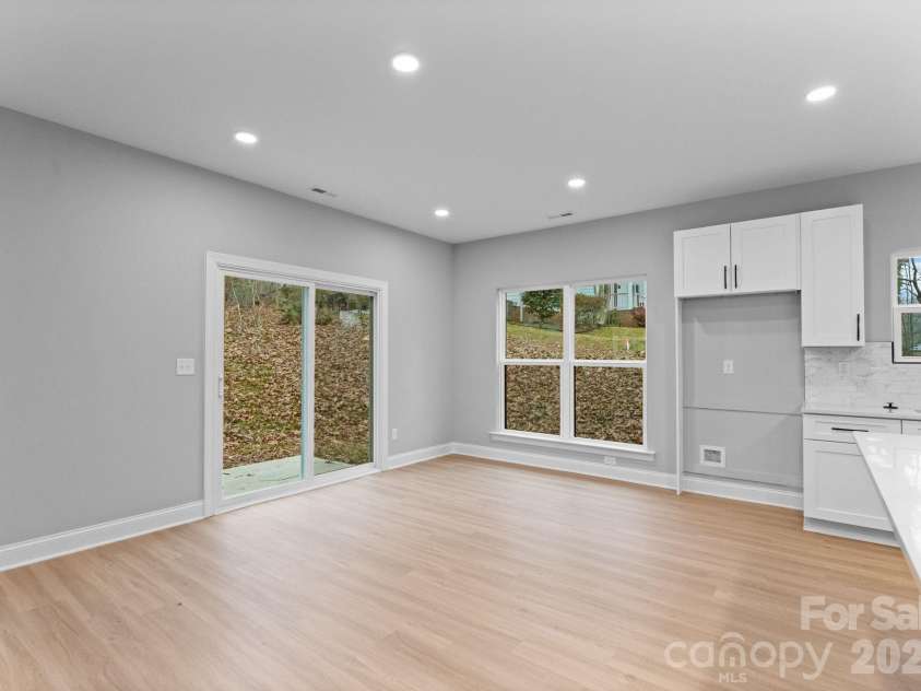 8823 Dogwood Drive, Charlotte, NC 28215.  MLS# CAR4332889, YatesRealty ID 11740. Dining Area