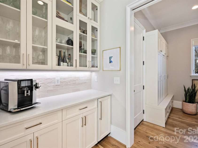 2509 Montrose Court, Charlotte, NC 28207.  MLS# CAR4228523, YatesRealty ID 11741. Bar + Built-in Icemaker