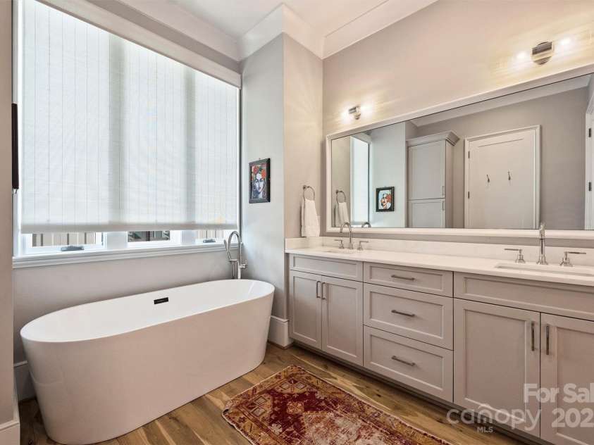 2509 Montrose Court, Charlotte, NC 28207.  MLS# CAR4228523, YatesRealty ID 11741. Beautiful Soaking Tub in Primary Bath