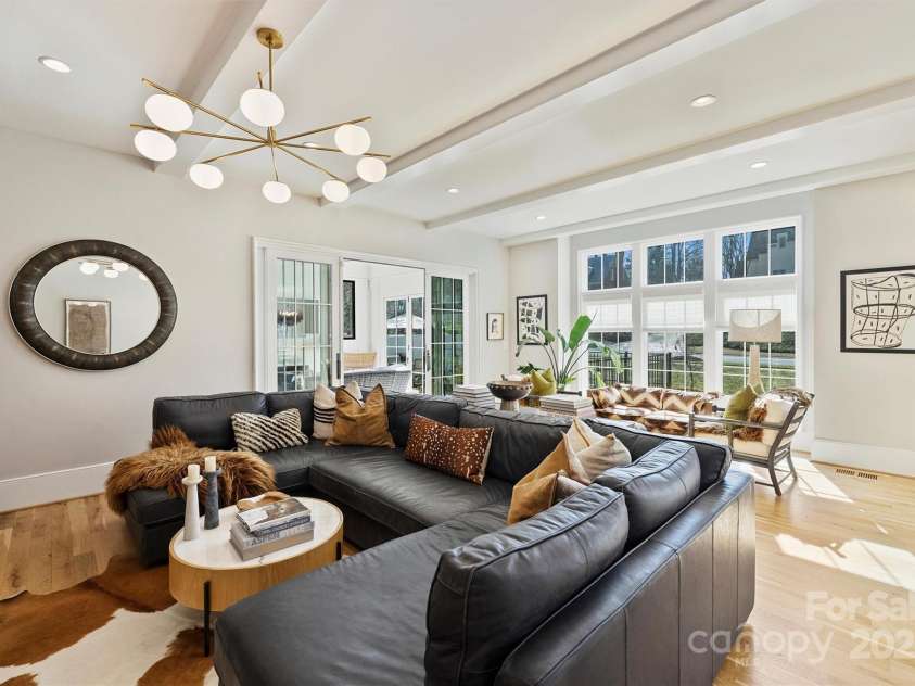 2509 Montrose Court, Charlotte, NC 28207.  MLS# CAR4228523, YatesRealty ID 11741. Designer Lighting