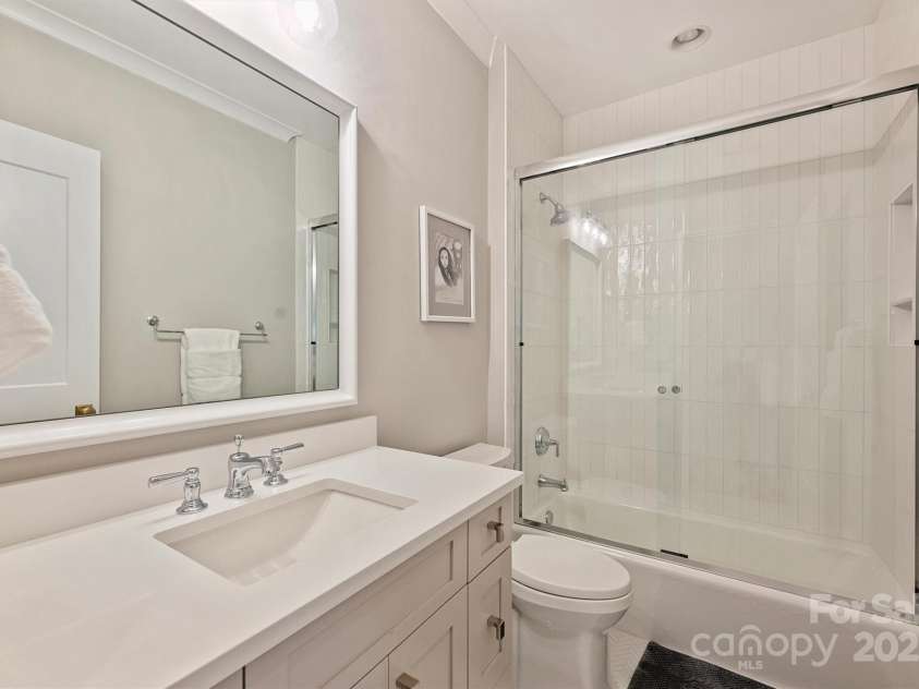 2509 Montrose Court, Charlotte, NC 28207.  MLS# CAR4228523, YatesRealty ID 11741. En Suite Bathroom 3