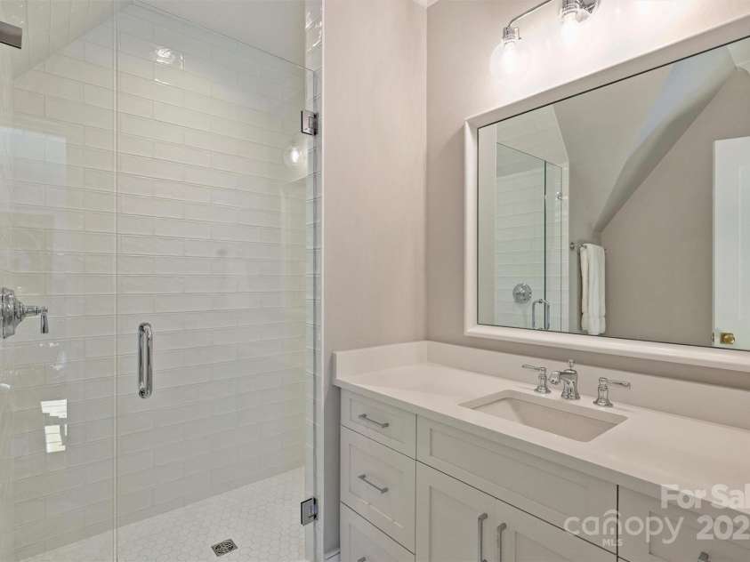 2509 Montrose Court, Charlotte, NC 28207.  MLS# CAR4228523, YatesRealty ID 11741. En Suite Bathroom 4