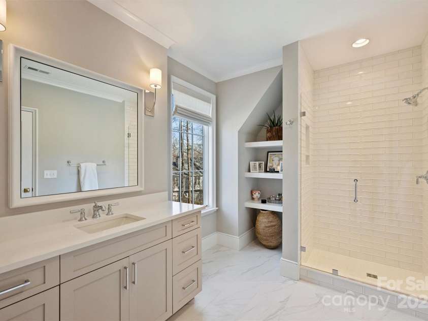 2509 Montrose Court, Charlotte, NC 28207.  MLS# CAR4228523, YatesRealty ID 11741. En Suite Bathroom 5