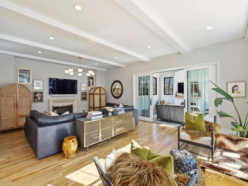 2509 Montrose Court, Charlotte, NC 28207.  MLS# CAR4228523, YatesRealty ID 11741. Huge Great Room with Gas Fireplace