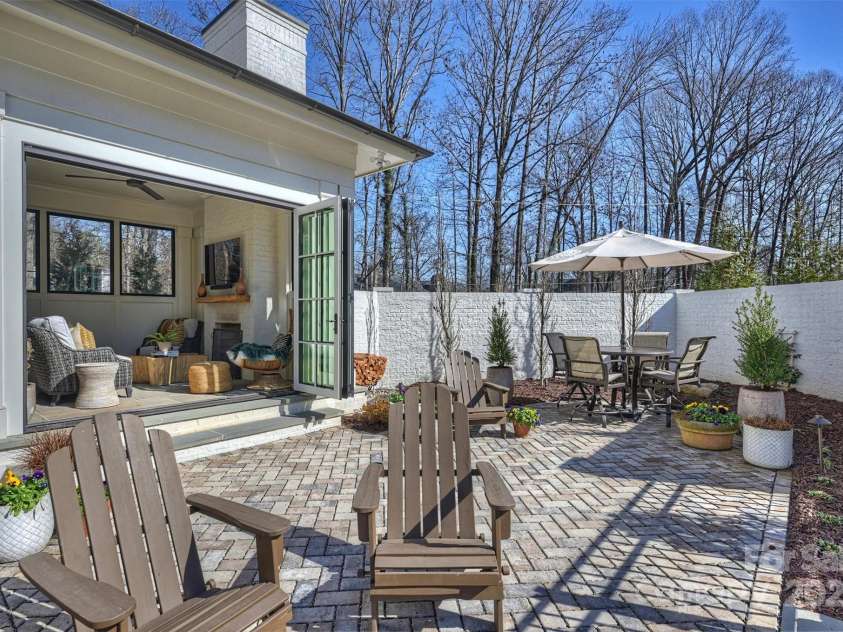 2509 Montrose Court, Charlotte, NC 28207.  MLS# CAR4228523, YatesRealty ID 11741. Indoor Outdoor Living