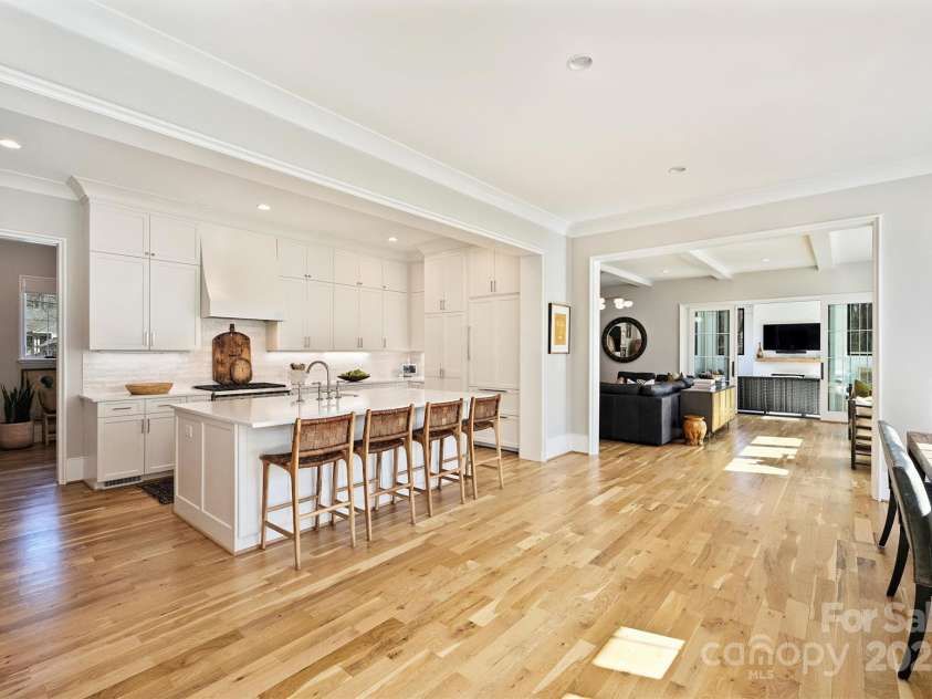 2509 Montrose Court, Charlotte, NC 28207.  MLS# CAR4228523, YatesRealty ID 11741. Light-filled Main Floor