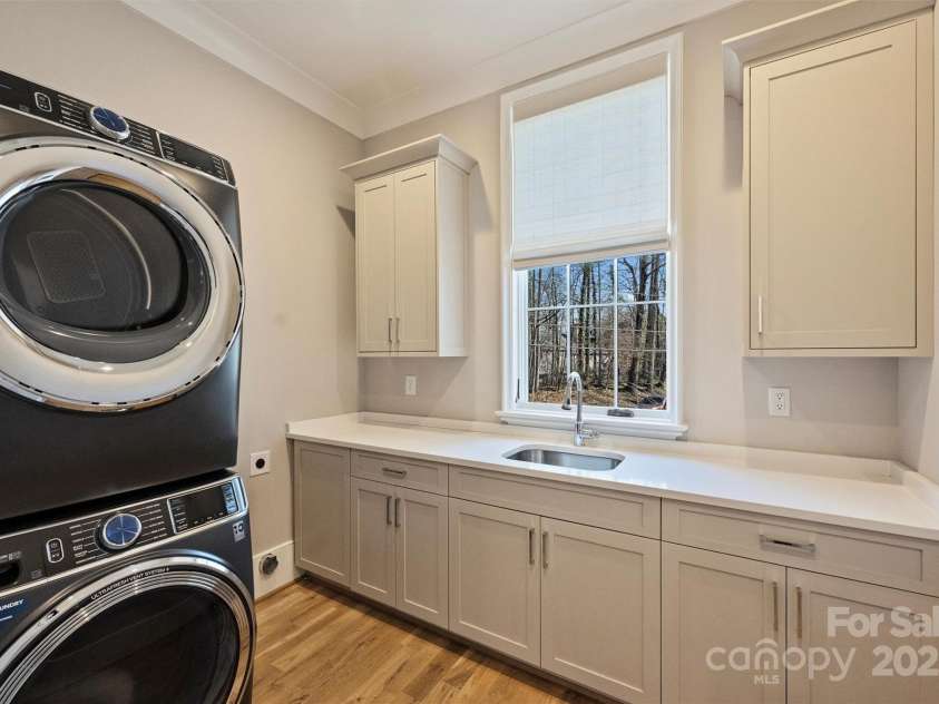 2509 Montrose Court, Charlotte, NC 28207.  MLS# CAR4228523, YatesRealty ID 11741. Main Floor Laundry Room