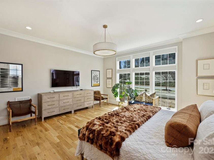 2509 Montrose Court, Charlotte, NC 28207.  MLS# CAR4228523, YatesRealty ID 11741. Spacious Primary Bedroom