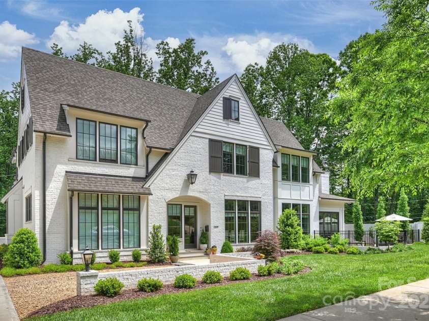 2509 Montrose Court, Charlotte, NC 28207.  MLS# CAR4228523, YatesRealty ID 11741. Welcome Home!