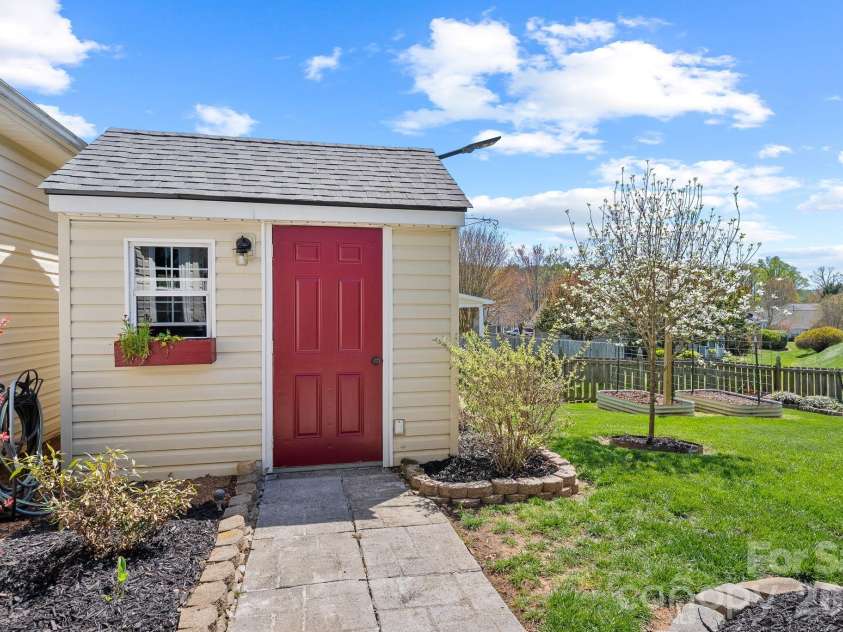 307 Roxbury Place, Arden, NC 28704.  MLS# CAR4367597, YatesRealty ID 11745. 