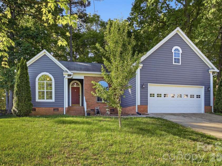 10008 Prosperity Point Lane, Charlotte, NC 28269.  MLS# CAR4362897, YatesRealty ID 11746. 