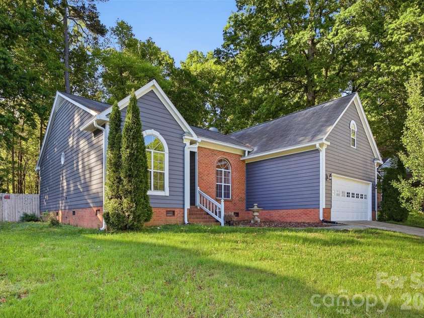 10008 Prosperity Point Lane, Charlotte, NC 28269.  MLS# CAR4362897, YatesRealty ID 11746. 