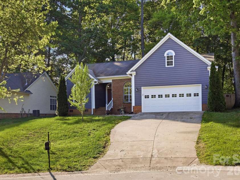 10008 Prosperity Point Lane, Charlotte, NC 28269.  MLS# CAR4362897, YatesRealty ID 11746. 