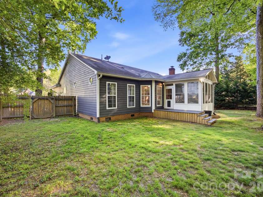 10008 Prosperity Point Lane, Charlotte, NC 28269.  MLS# CAR4362897, YatesRealty ID 11746. 