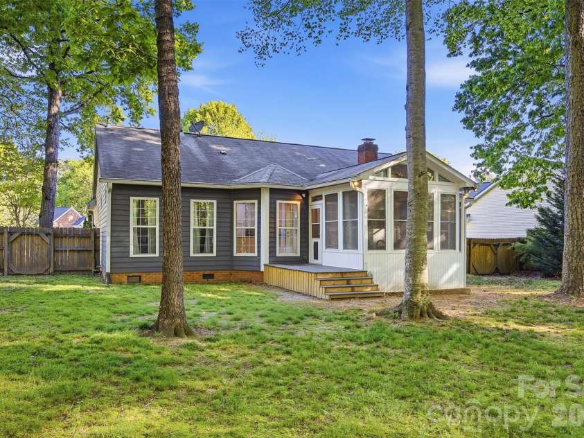 10008 Prosperity Point Lane, Charlotte, NC 28269.  MLS# CAR4362897, YatesRealty ID 11746. 