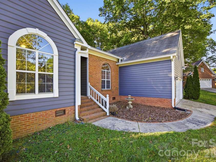 10008 Prosperity Point Lane, Charlotte, NC 28269.  MLS# CAR4362897, YatesRealty ID 11746. 