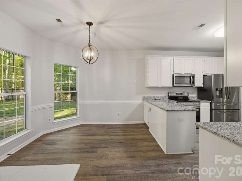 10008 Prosperity Point Lane, Charlotte, NC 28269.  MLS# CAR4362897, YatesRealty ID 11746. Breakfast nook/Bay area and kitchen
