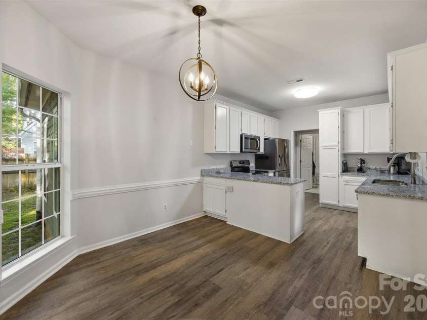 10008 Prosperity Point Lane, Charlotte, NC 28269.  MLS# CAR4362897, YatesRealty ID 11746. Breakfast nook/Bay area and kitchen