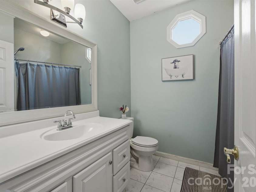 10008 Prosperity Point Lane, Charlotte, NC 28269.  MLS# CAR4362897, YatesRealty ID 11746. Hall full Bath