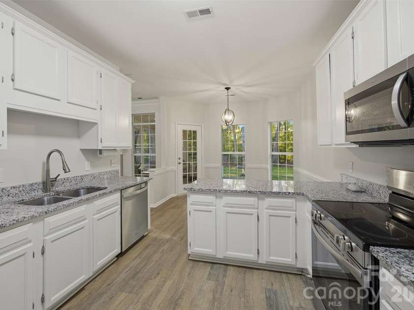10008 Prosperity Point Lane, Charlotte, NC 28269.  MLS# CAR4362897, YatesRealty ID 11746. Kitchen Looking out back window 