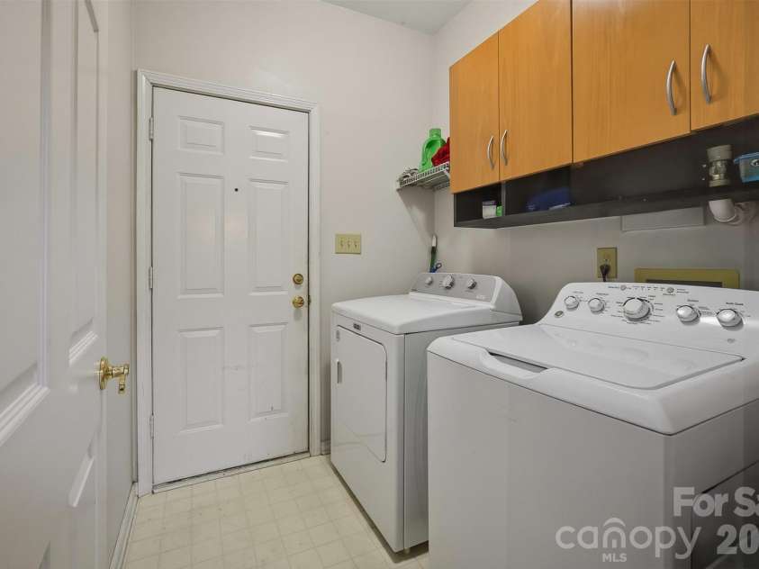 10008 Prosperity Point Lane, Charlotte, NC 28269.  MLS# CAR4362897, YatesRealty ID 11746. Laundry and door to garage