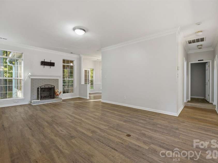10008 Prosperity Point Lane, Charlotte, NC 28269.  MLS# CAR4362897, YatesRealty ID 11746. Living room