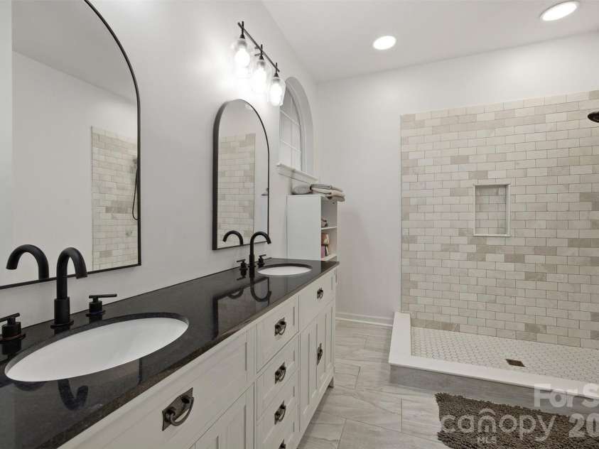 10008 Prosperity Point Lane, Charlotte, NC 28269.  MLS# CAR4362897, YatesRealty ID 11746. Primary batg