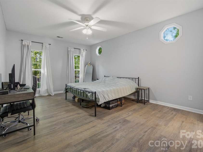 10008 Prosperity Point Lane, Charlotte, NC 28269.  MLS# CAR4362897, YatesRealty ID 11746. Primary Bed