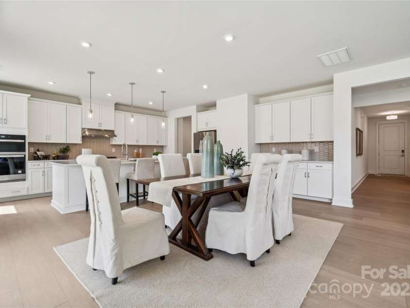 4122 Eastover Glen Road, Charlotte, NC 28269.  MLS# CAR4219888, YatesRealty ID 11747. Added Butler Pantry