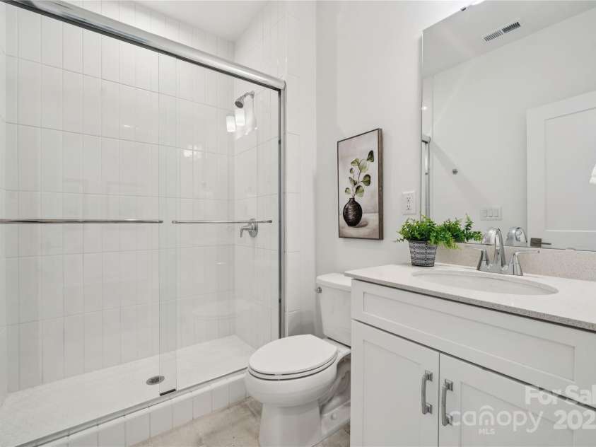 4122 Eastover Glen Road, Charlotte, NC 28269.  MLS# CAR4219888, YatesRealty ID 11747. First Floor Guest Bath