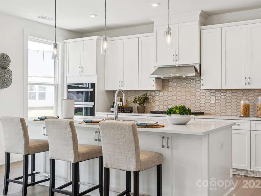 4122 Eastover Glen Road, Charlotte, NC 28269.  MLS# CAR4219888, YatesRealty ID 11747. Gourmet Kitchen