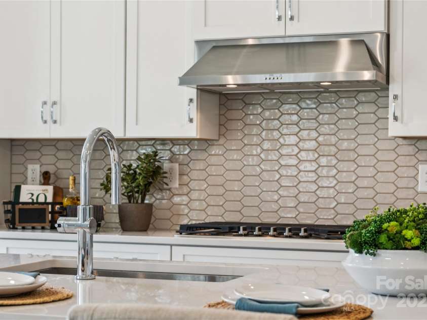 4122 Eastover Glen Road, Charlotte, NC 28269.  MLS# CAR4219888, YatesRealty ID 11747. Gourmet Kitchen