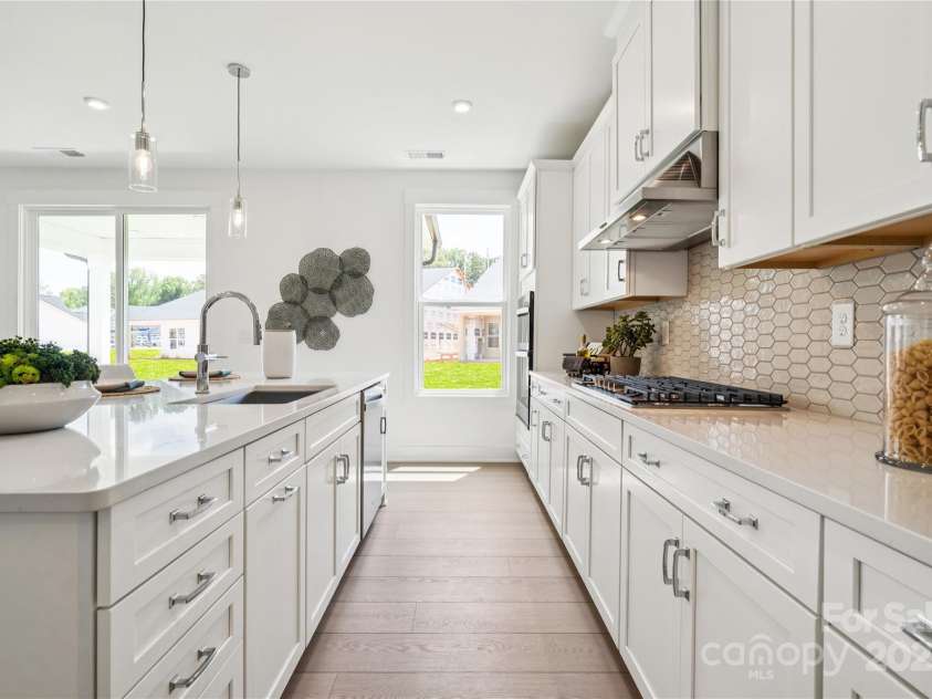 4122 Eastover Glen Road, Charlotte, NC 28269.  MLS# CAR4219888, YatesRealty ID 11747. Gourmet Kitchen