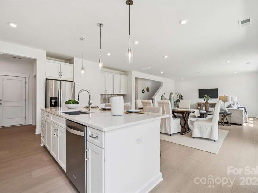 4122 Eastover Glen Road, Charlotte, NC 28269.  MLS# CAR4219888, YatesRealty ID 11747. Gourmet Kitchen