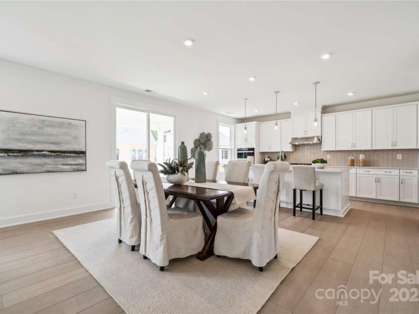 4122 Eastover Glen Road, Charlotte, NC 28269.  MLS# CAR4219888, YatesRealty ID 11747. Gourmet Kitchen and Casual Dining