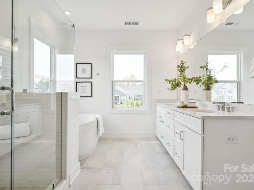 4122 Eastover Glen Road, Charlotte, NC 28269.  MLS# CAR4219888, YatesRealty ID 11747. Primary Bath