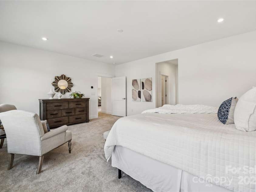 4122 Eastover Glen Road, Charlotte, NC 28269.  MLS# CAR4219888, YatesRealty ID 11747. Primary Suite