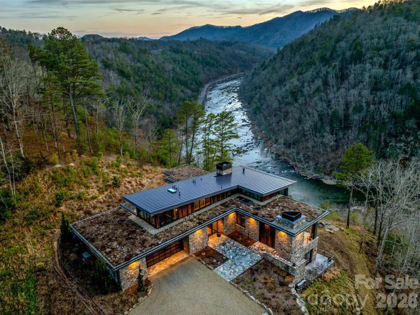 112 Moon Shadow Lane, Marshall, NC 28753.  MLS# CAR4332984, YatesRealty ID 1175. Enjoy expansive views of the mountains, river, sunrises and sunsets.