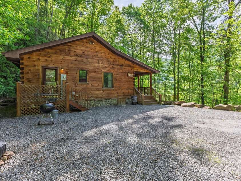 242 Eagles Roost Road, Bryson City, NC 28713.  MLS# CAR4256252, YatesRealty ID 11750. 