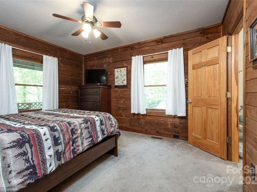 242 Eagles Roost Road, Bryson City, NC 28713.  MLS# CAR4256252, YatesRealty ID 11750. 