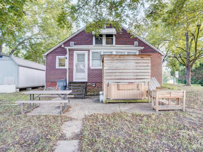 2495 Centergrove Road, Kannapolis, NC 28083.  MLS# CAR4309361, YatesRealty ID 11750. 