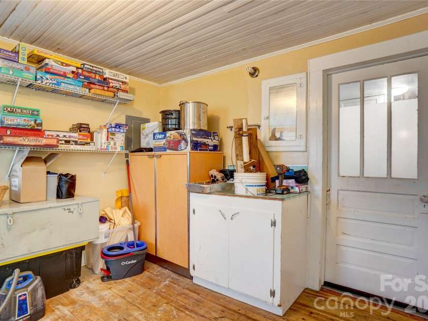 2495 Centergrove Road, Kannapolis, NC 28083.  MLS# CAR4309361, YatesRealty ID 11750. Large Mud/ Laundry Room